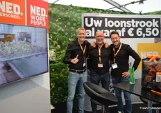 Rowin, Frans en Ralf van NED personeel, dat veel klanten in Zundert en omgeving, in de boomkwekerij maar ook daarbuiten, letterlijk aan helpende handjes helpt.